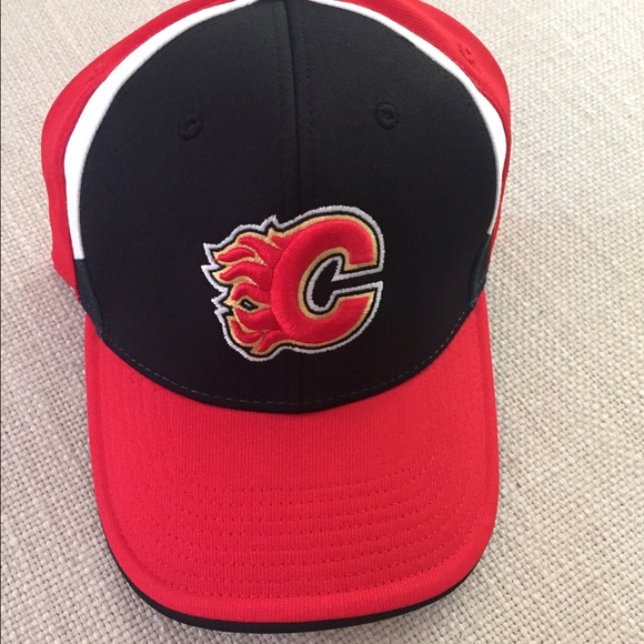 Calgary Flames Reebok NHL FlexFit Hat - Picture 2 of 2